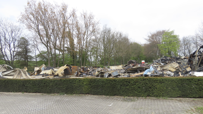 907015 Gezicht op het op 19 april 2023 volledig afgebrande gemeentelijk kantoor (Groenewoudsedijk 2) te Utrecht.N.B. ...